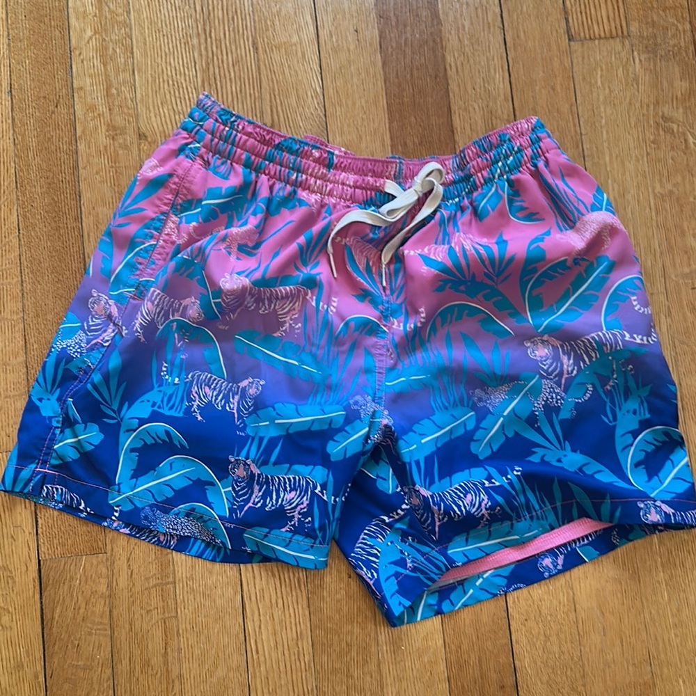 Vibrant Jungle Print Swim Shorts size large 5.5